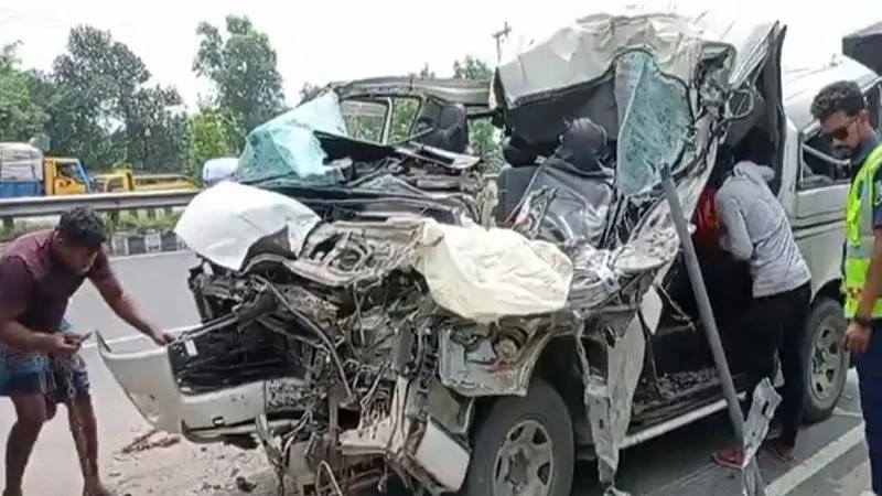 টাঙ্গাইলে ট্রাকের পেছনে মাইক্রোবাসের ধাক্কায় নিহত ৩, আহত আরও ৩